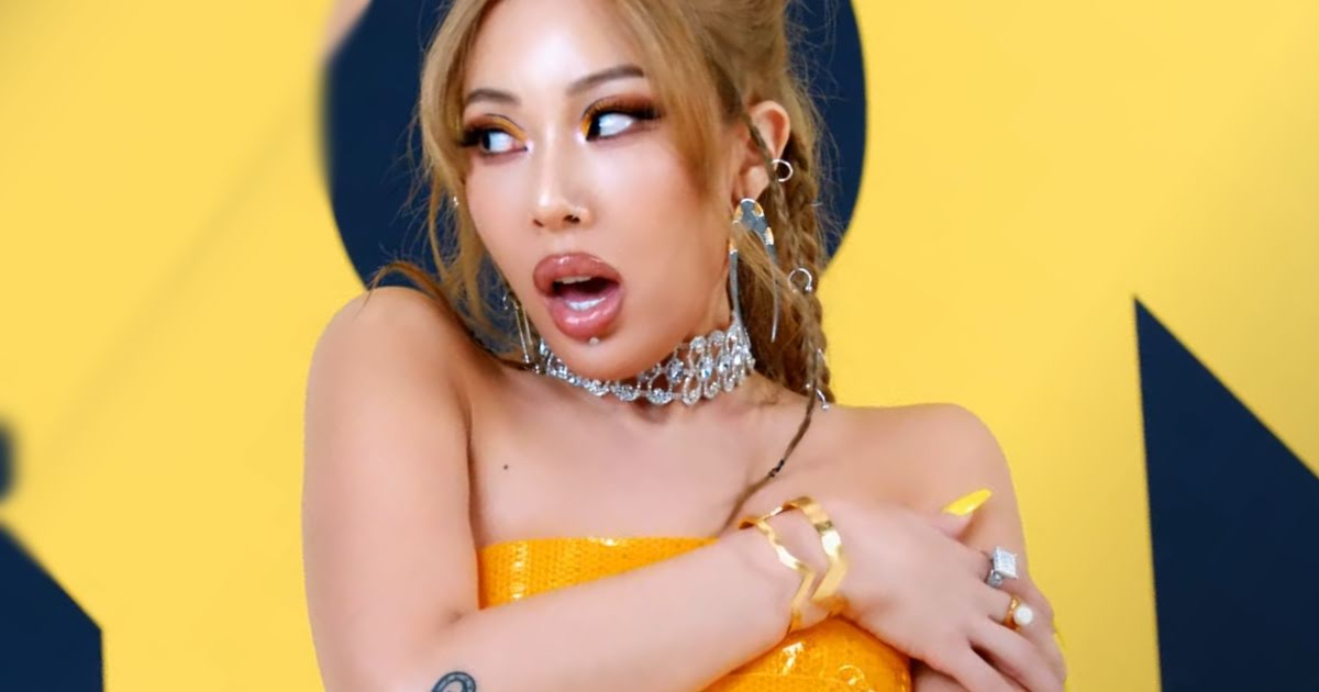 Jessi Gives The Sexy “Under-Boob” Fashion Trend A Daring Makeover