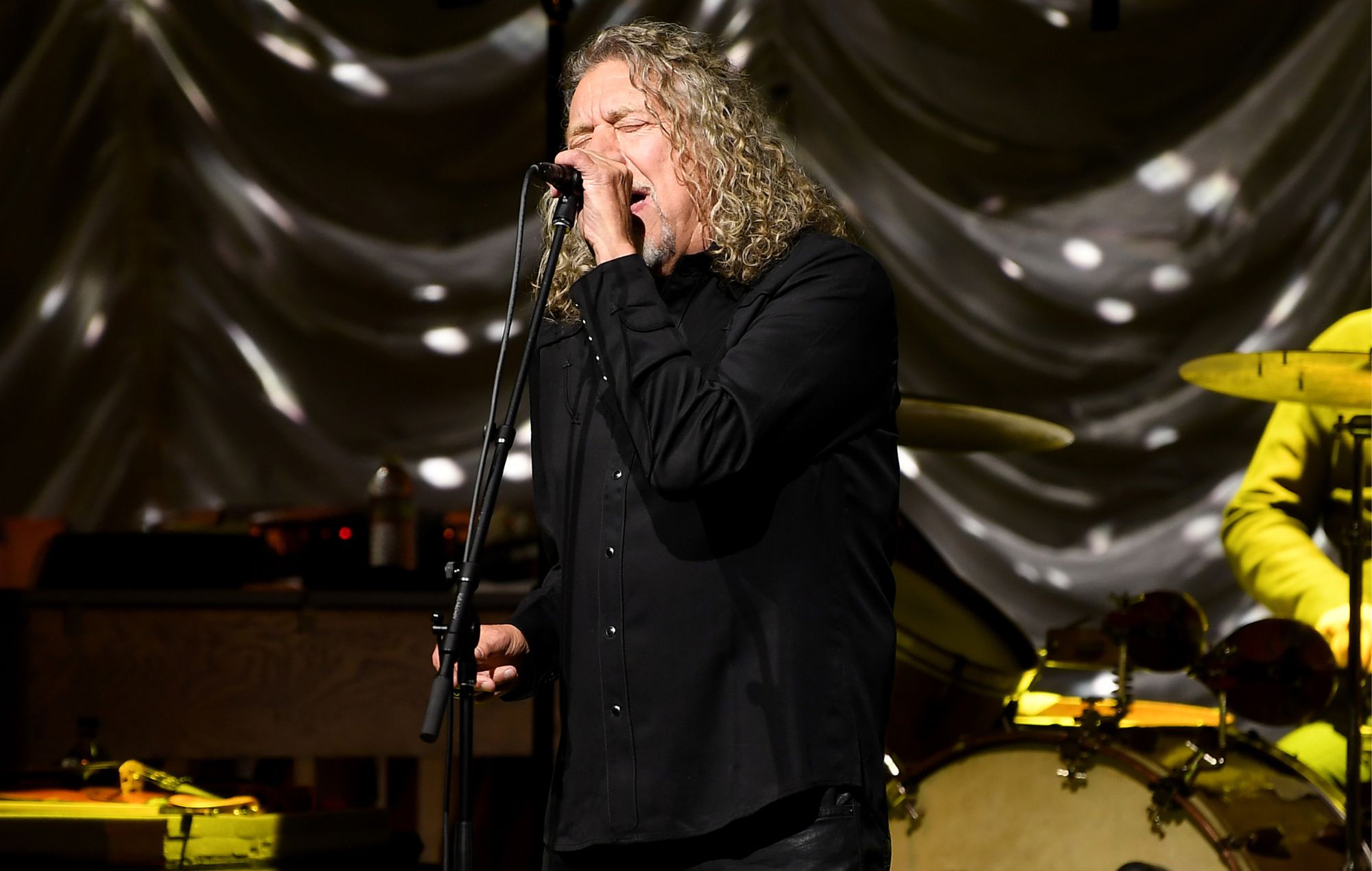 Robert Plant performed Led Zeppelin’s ‘Stairway To Heaven’ after fan donated “six-figure sum” for charity