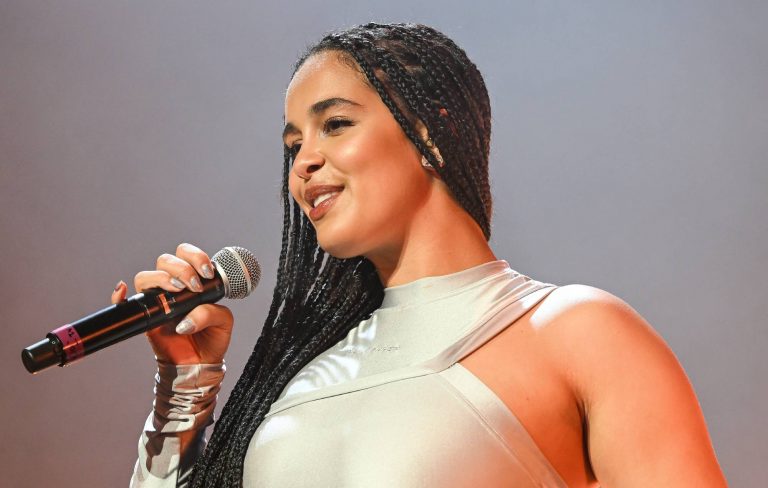 Watch Jorja Smith sing a medley of new songs on ‘Jimmy Fallon’