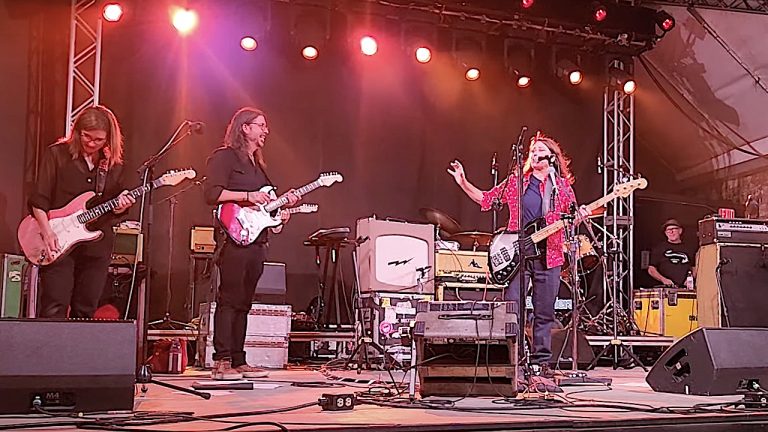 Watch Dave Grohl join The Breeders onstage in Texas to cover Pixies classic Gigantic