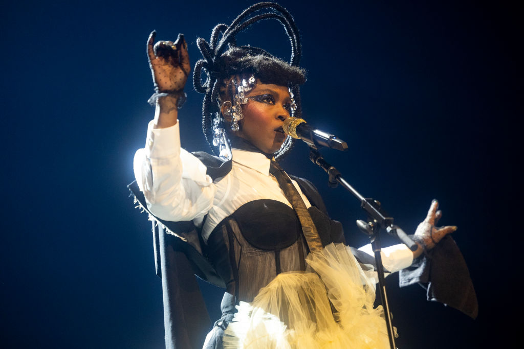 Complainin’ ‘Bout My Lateness: Ms. Lauryn Hill Addresses Crowd Over Starting Shows Late