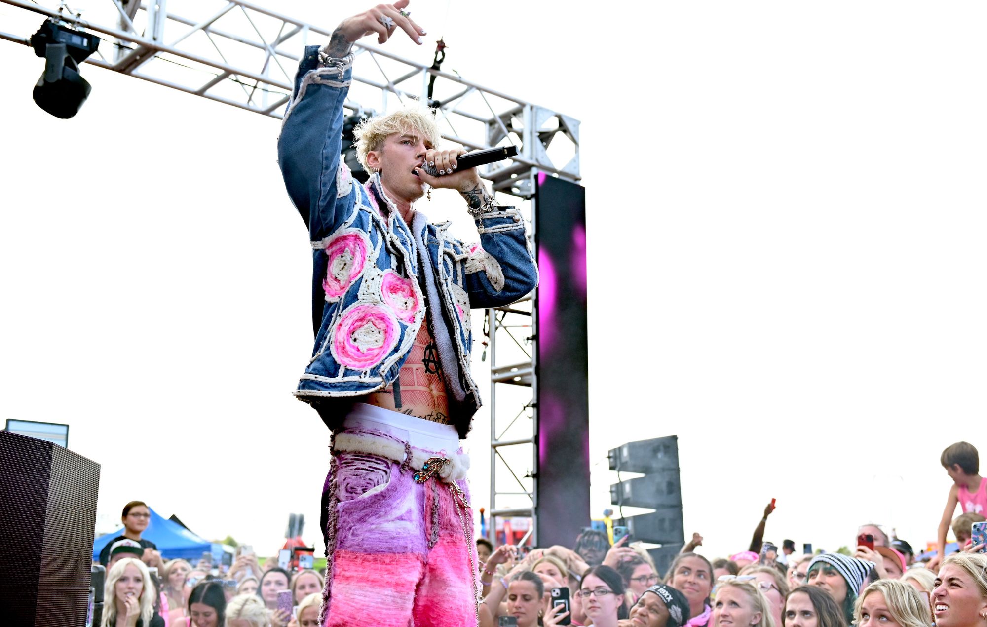 Machine Gun Kelly responds to criticism after “awkward” Brazilian Grand Prix interview