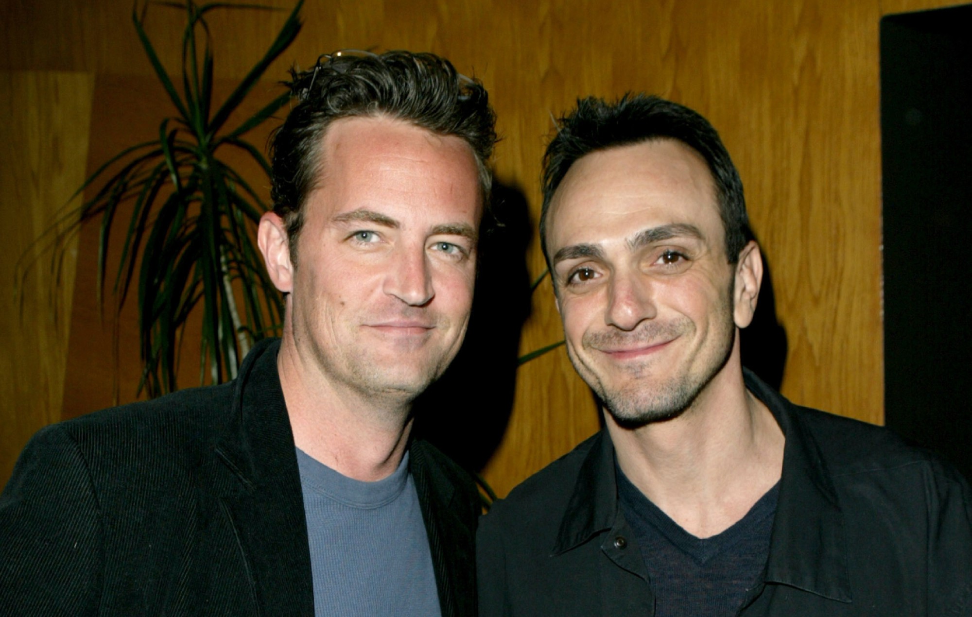 Hank Azaria shares how Matthew Perry helped him get sober: “I leaned on him a lot”