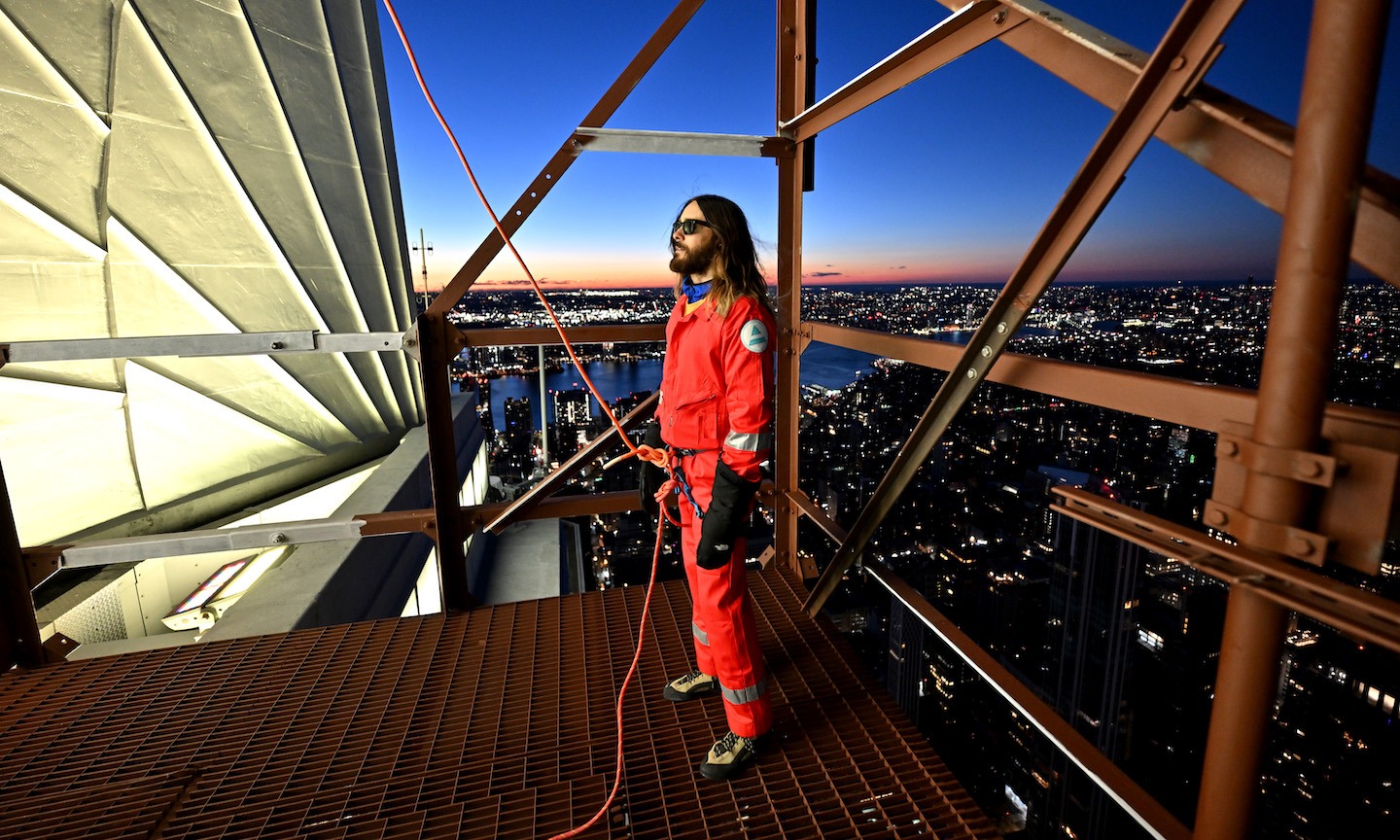 Jared Leto Climbs Empire State Building To Announce Thirty Seconds To Mars Tour