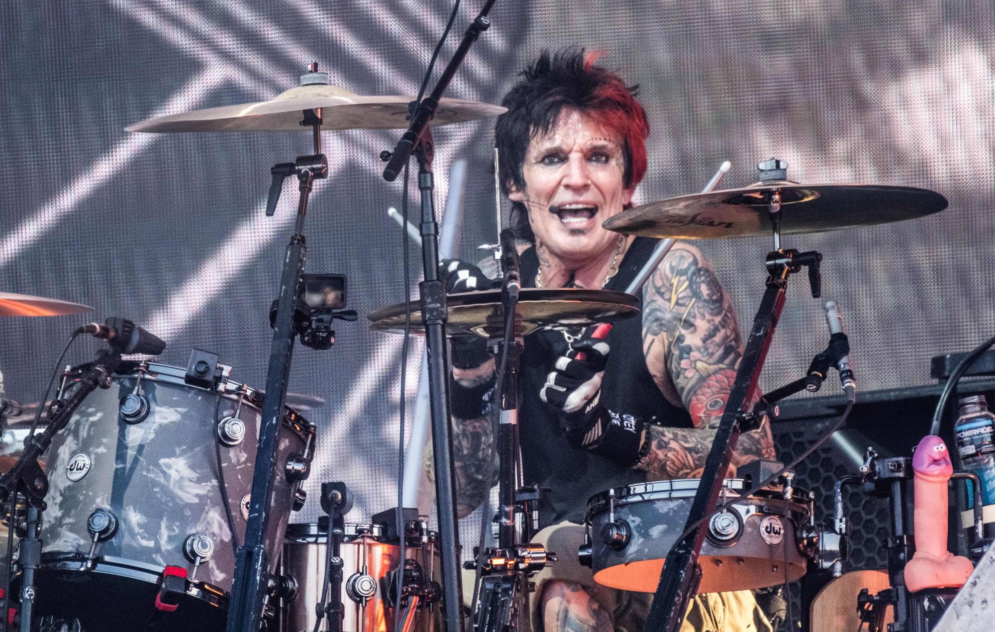 Mötley Crüe’s Tommy Lee shocked after paying £132 for four packs of cigarettes in Australia