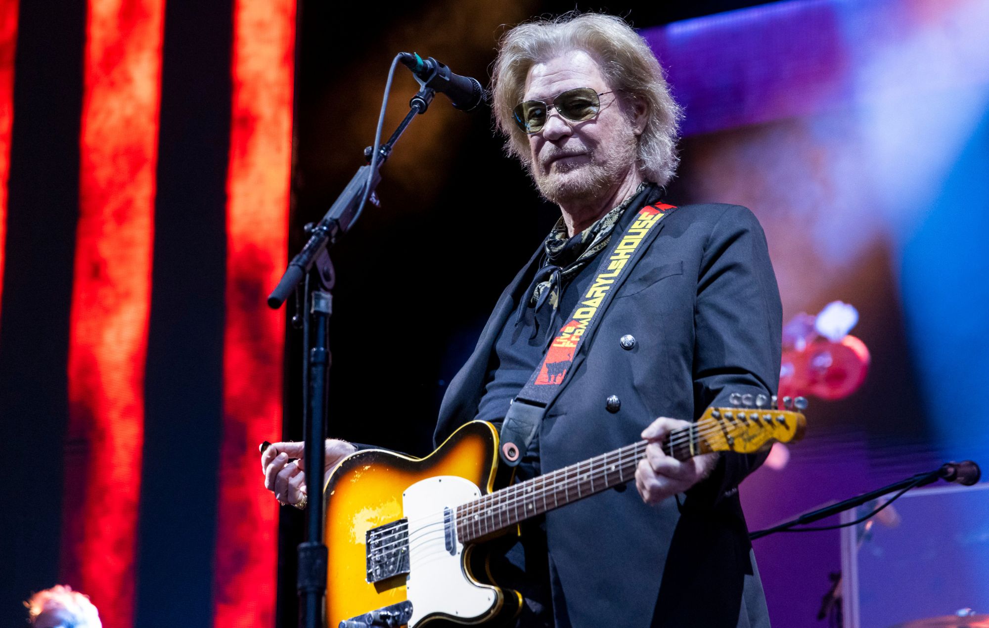 Daryl Hall plays set of Hall & Oates classics amidst John Oates restraining order battle