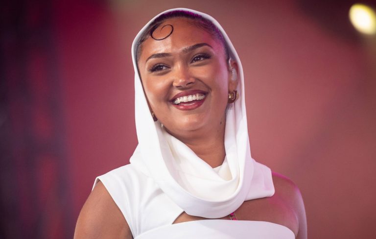 Joy Crookes announces Gaza fundraising gig in London with Choose Love