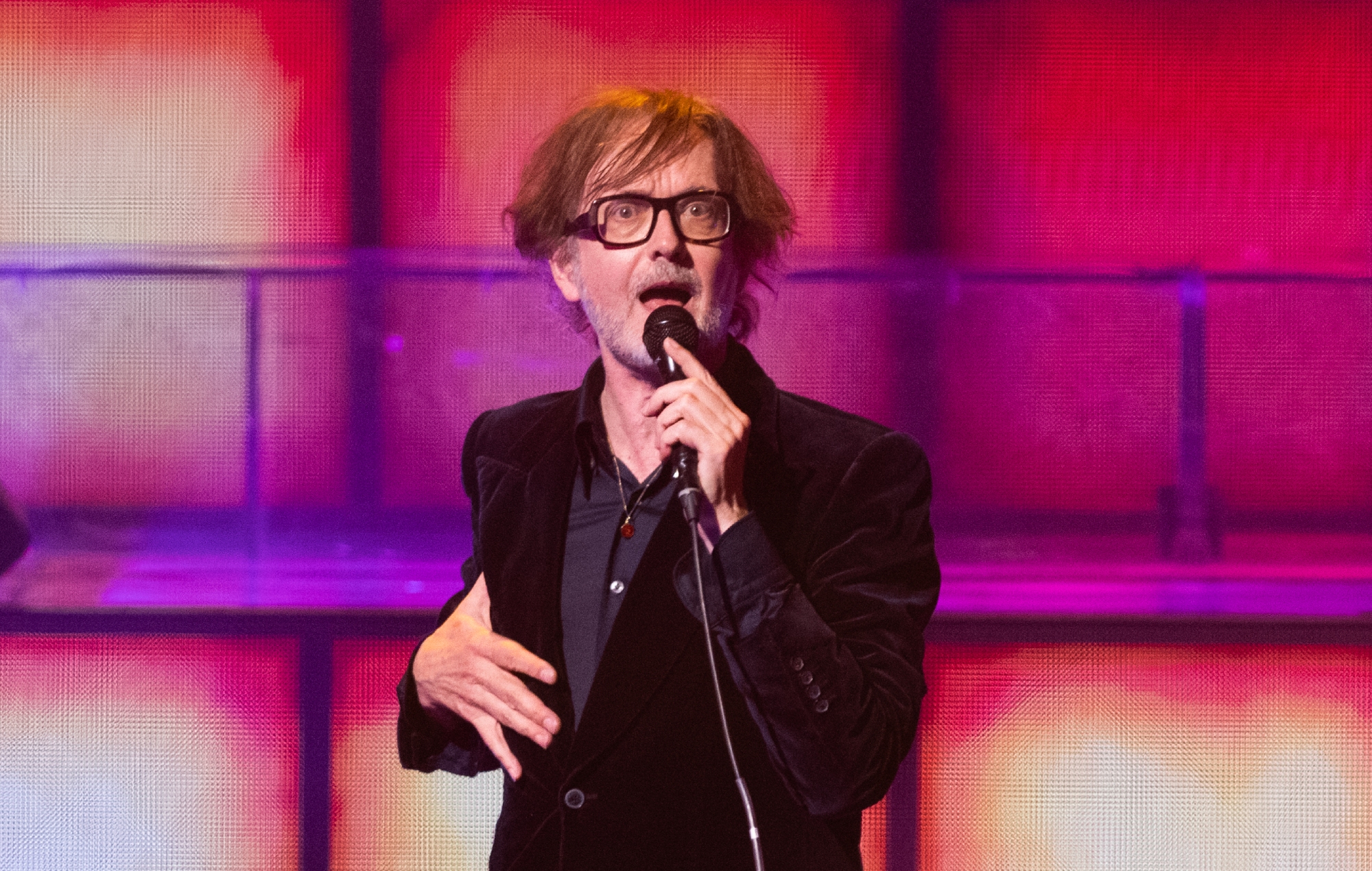 Watch Jarvis Cocker perform in Hong Kong with broken ribs