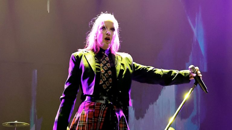 “You better calm down”: Watch a furious Shirley Manson drop 36 ‘f-bombs’ in under 2 minutes while breaking up a fight at a Garbage show in Los Angeles