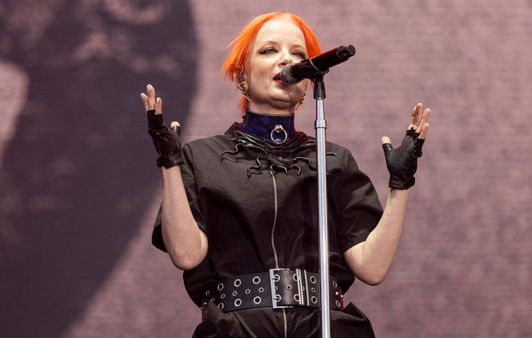 Watch Garbage singer Shirley Manson break up a fight with NSFW takedown