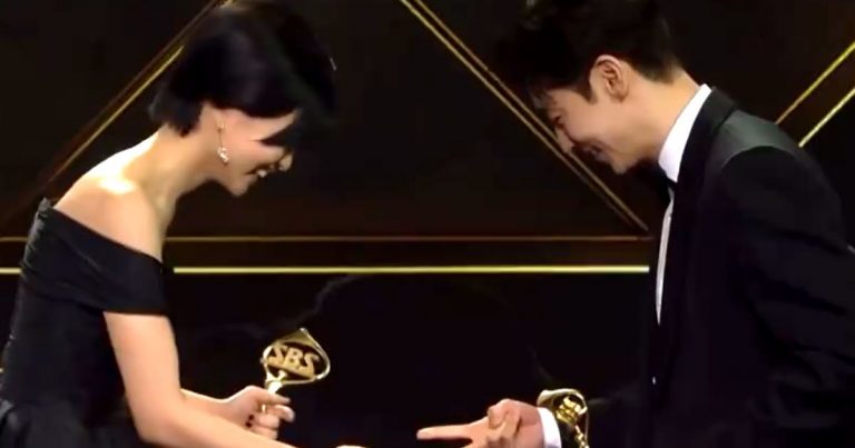 Daesang Winners Start A Battle Of Rock, Paper, Scissors To Decide Who Gives Their Acceptance Speech First