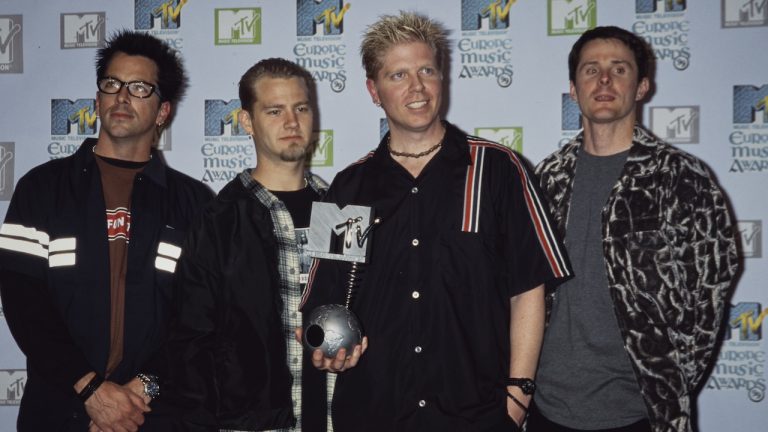 “I read an article where you said it was awkward cos you were more famous than us”: watch The Offspring’s Dexter Holland interview the actor from the Pretty Fly (For A White Guy) video