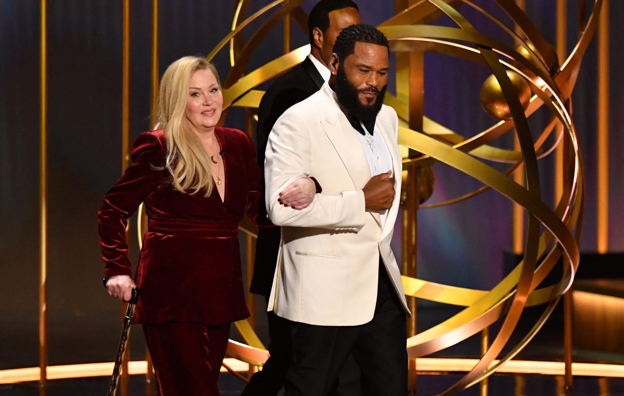 Christina Applegate takes to the Emmys stage with cane following MS diagnosis