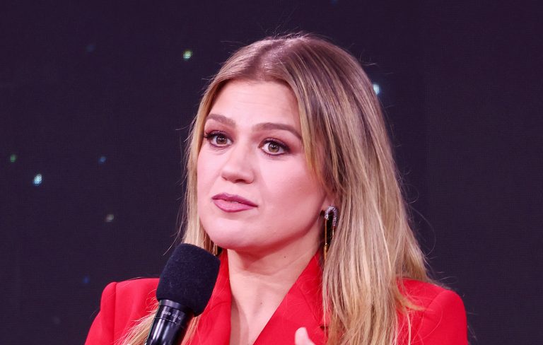 Kelly Clarkson says social media for her kids is “not allowed under my roof”