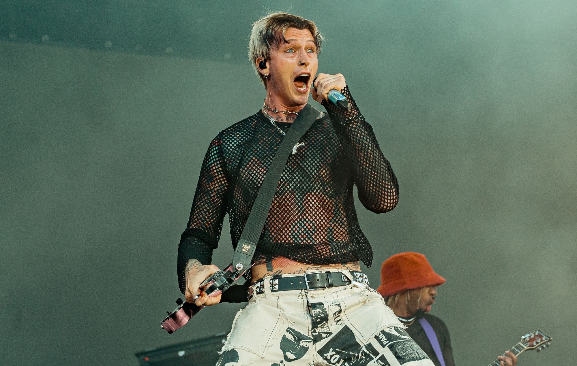 Internet reacts to Machine Gun Kelly’s new razor blade custom Schecter guitar