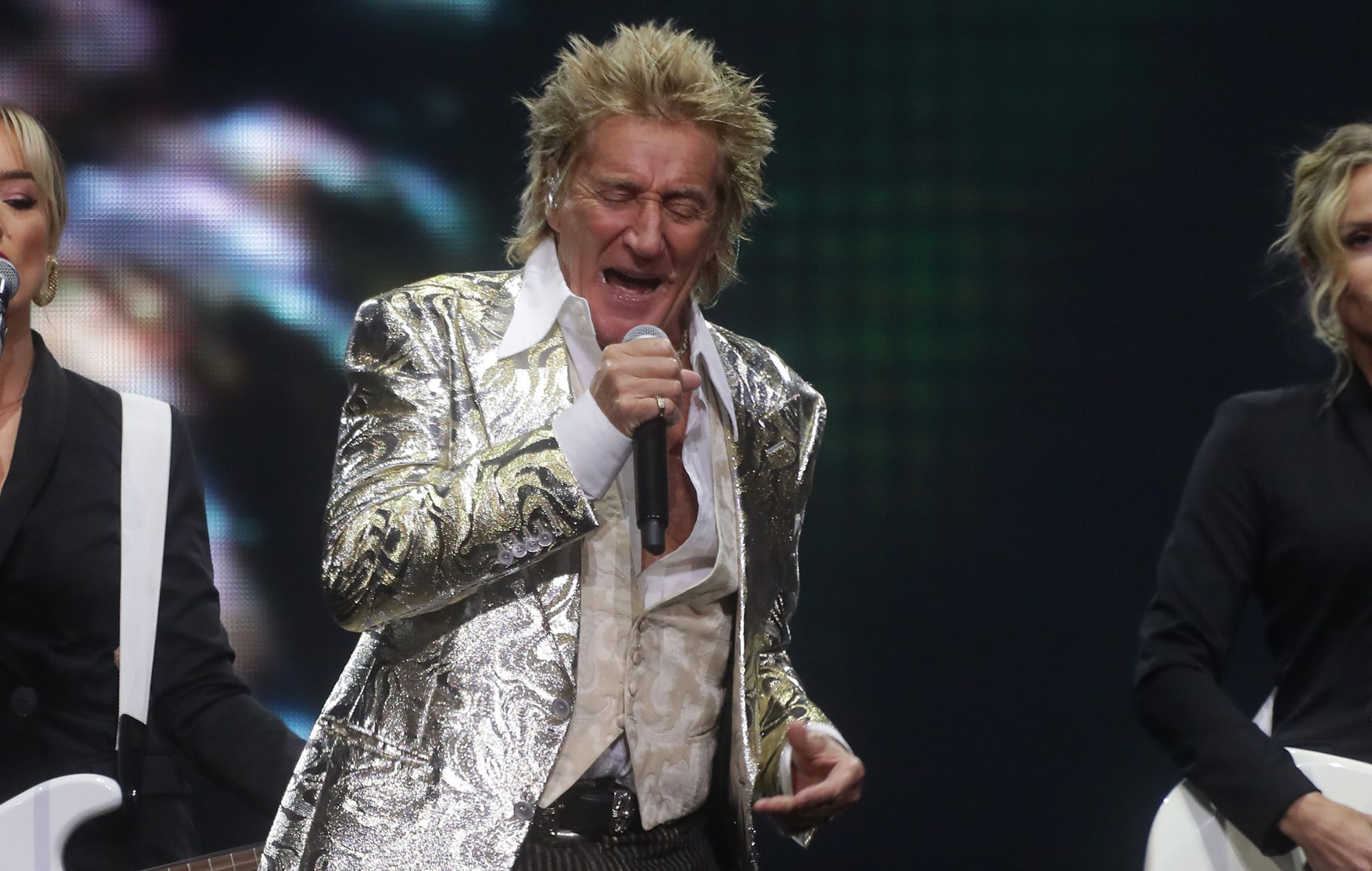 Rod Stewart gives Scottish hotel staff a £10k tip – and advice on how to spend it