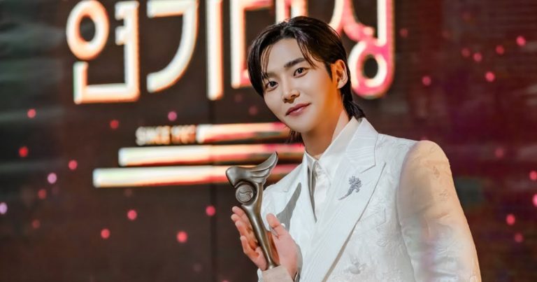 K-Netizens Are Divided On Rowoon’s Hosting Skills At 2023 KBS Drama Awards