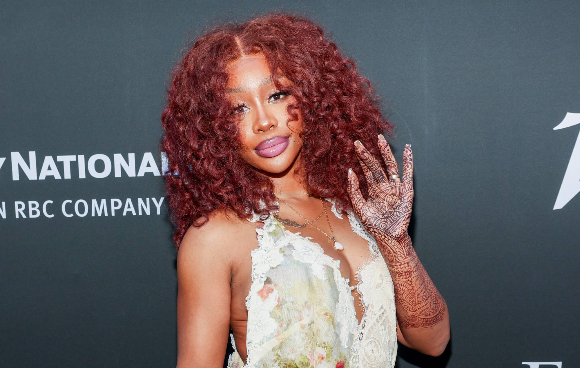 SZA hits out at people who leak her music: “You are a f***ing thief”