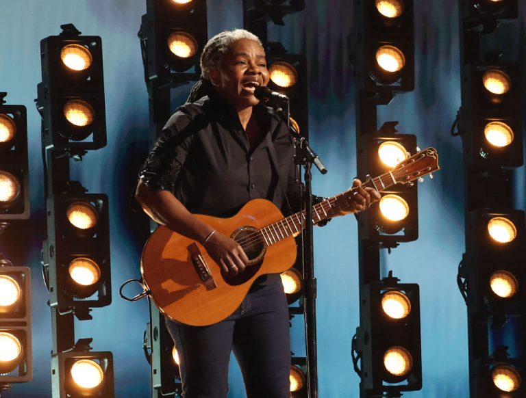 Tracy Chapman Performs At Grammys To A Standing Ovation