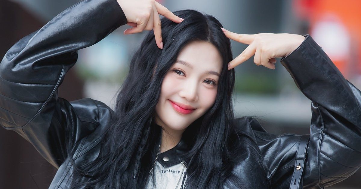 Red Velvet Joy’s Beauty Turns Heads On Her Way To Work