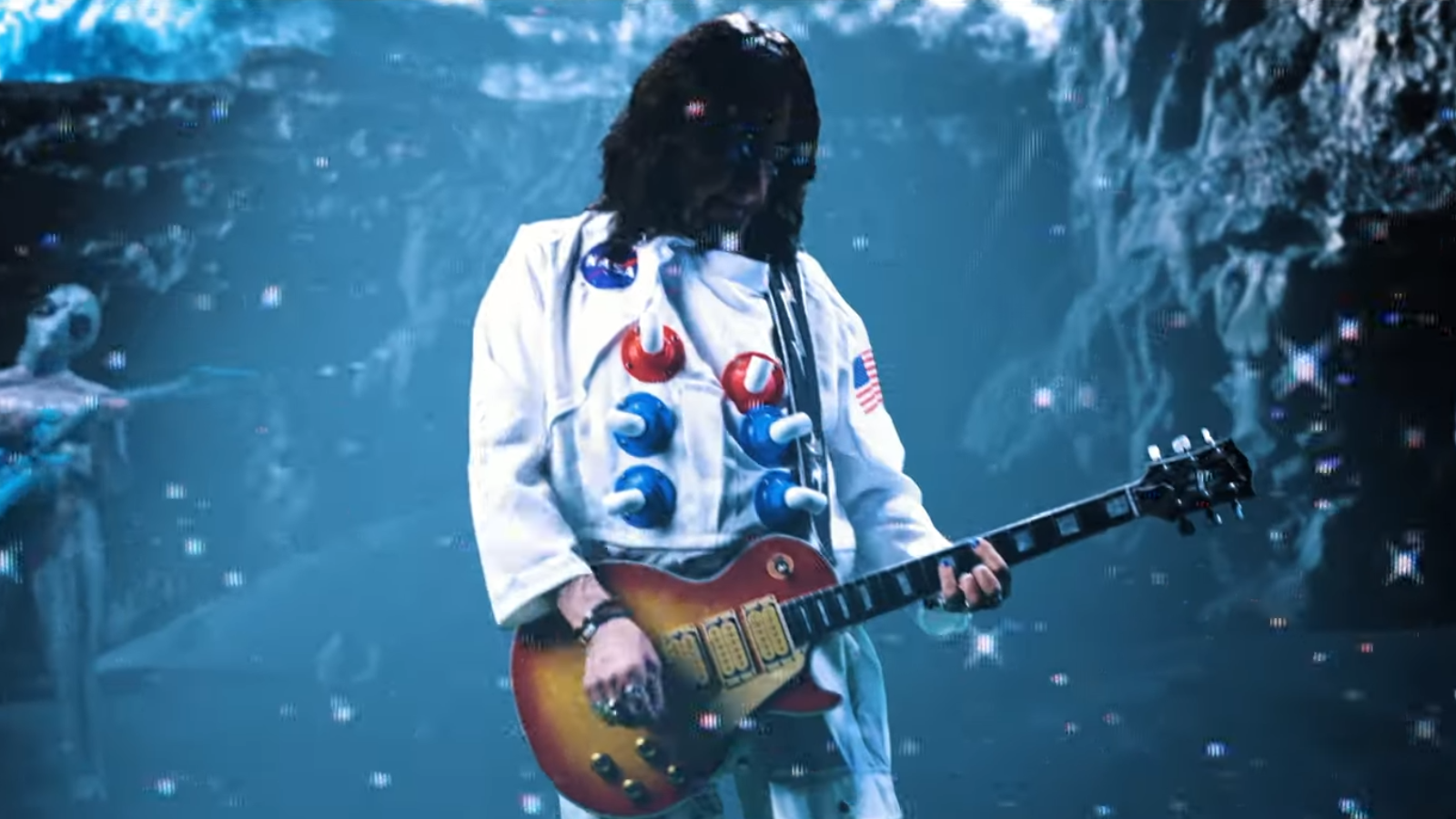 Watch Ace Frehley in video for Walkin’ On The Moon