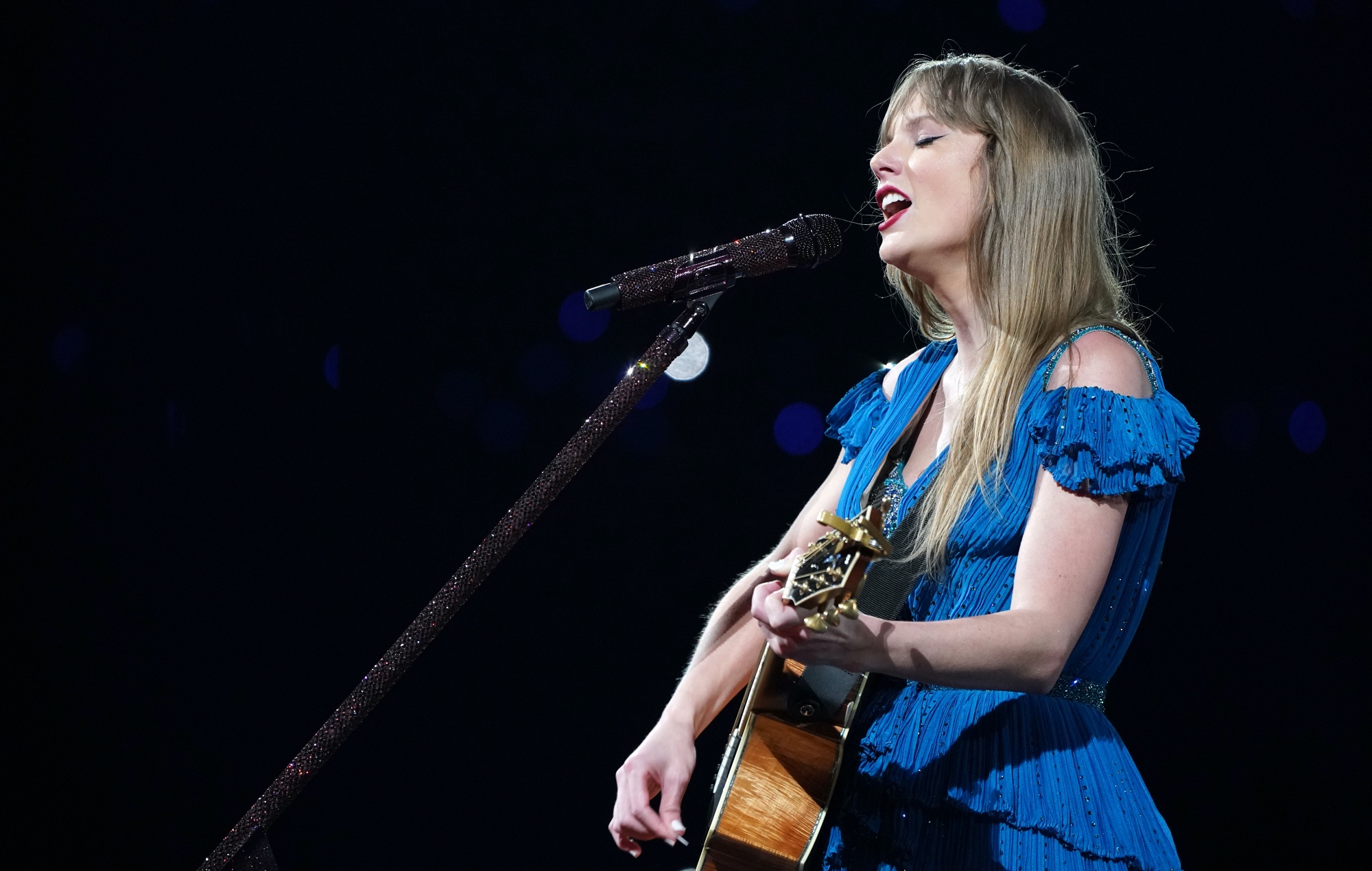 Watch Taylor Swift play ‘The Outside’ and ‘Superman’ at ‘Eras Tour’