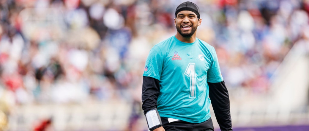 Tua Tagovailoa Joins Darius Rucker On Stage In Las Vegas for ‘Wagon Wheel’ As Daniel Jones Cheers Him On