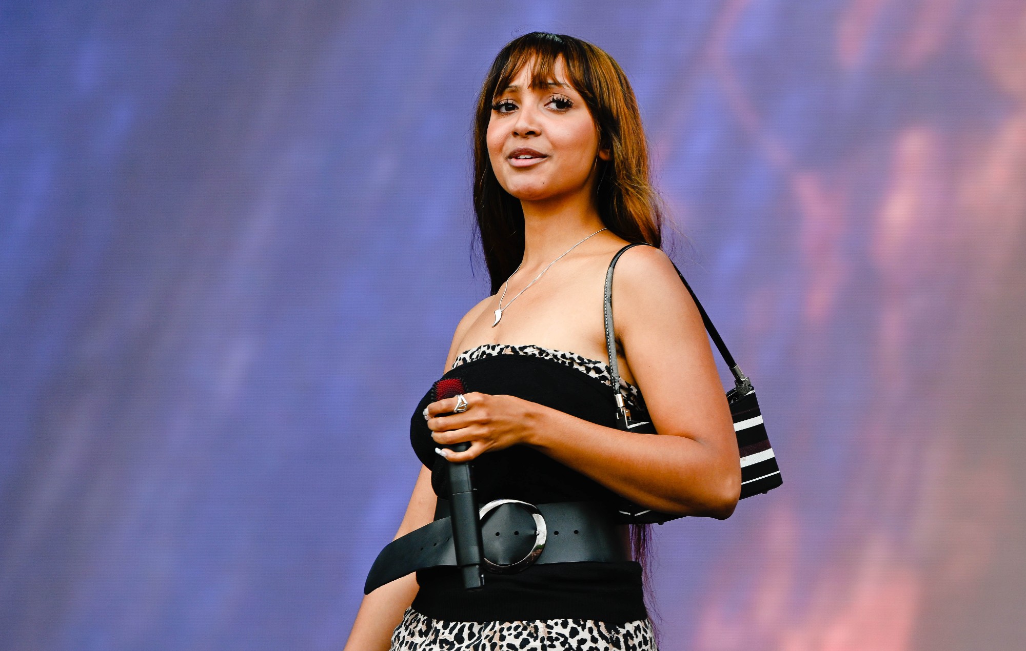 Watch PinkPantheress sign fan’s prosthetic leg at Dublin concert