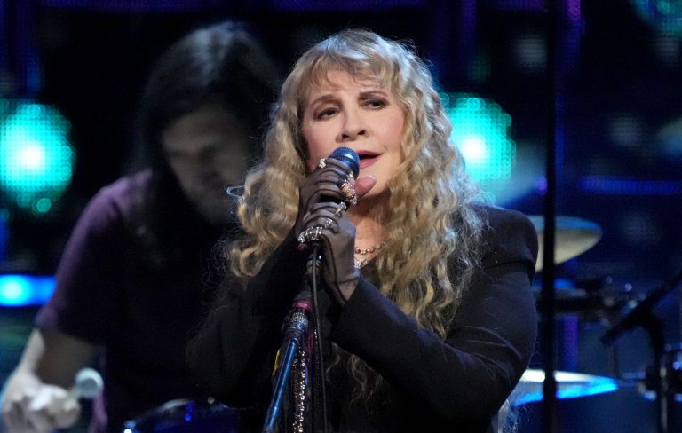 Stevie Nicks extends North American tour