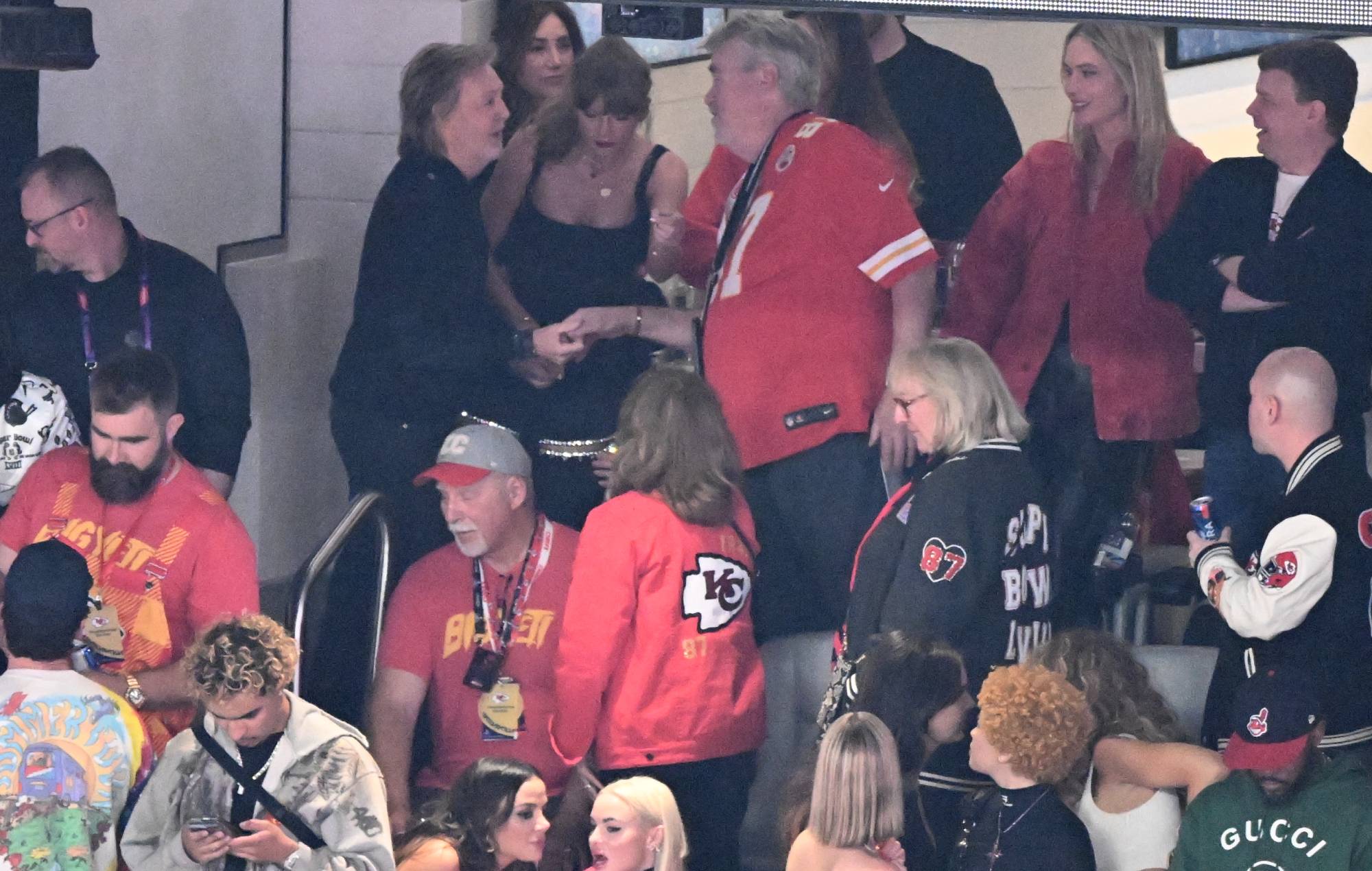 Taylor Swift caught up with Paul McCartney at the Super Bowl