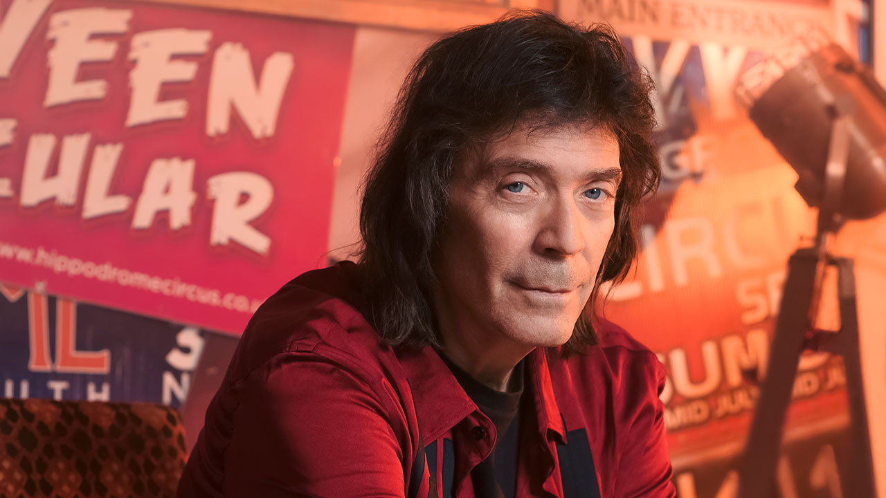 “Swirling Phrygian runs, insistent sax, full on vocals and blistering guitar!” It’s Steve Hackett’s new single Circo Inferno