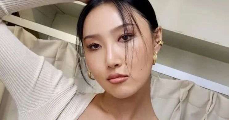 MAMAMOO’s Hwasa Turns Heads With New Photo Wearing Underwear In Bed