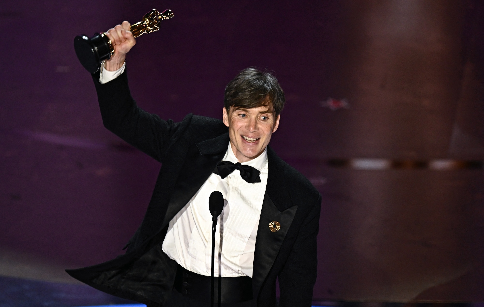 Cillian Murphy dedicates Oscars win to “peacemakers everywhere”