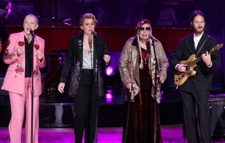 Watch Joni Mitchell covers Elton John’s ‘I’m Still Standing’ at Gershwin Prize tribute show