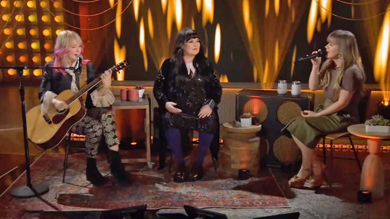 Watch Kelly Clarkson sing Heart’s Crazy On You with Nancy Wilson on guitar while Ann Wilson looks on