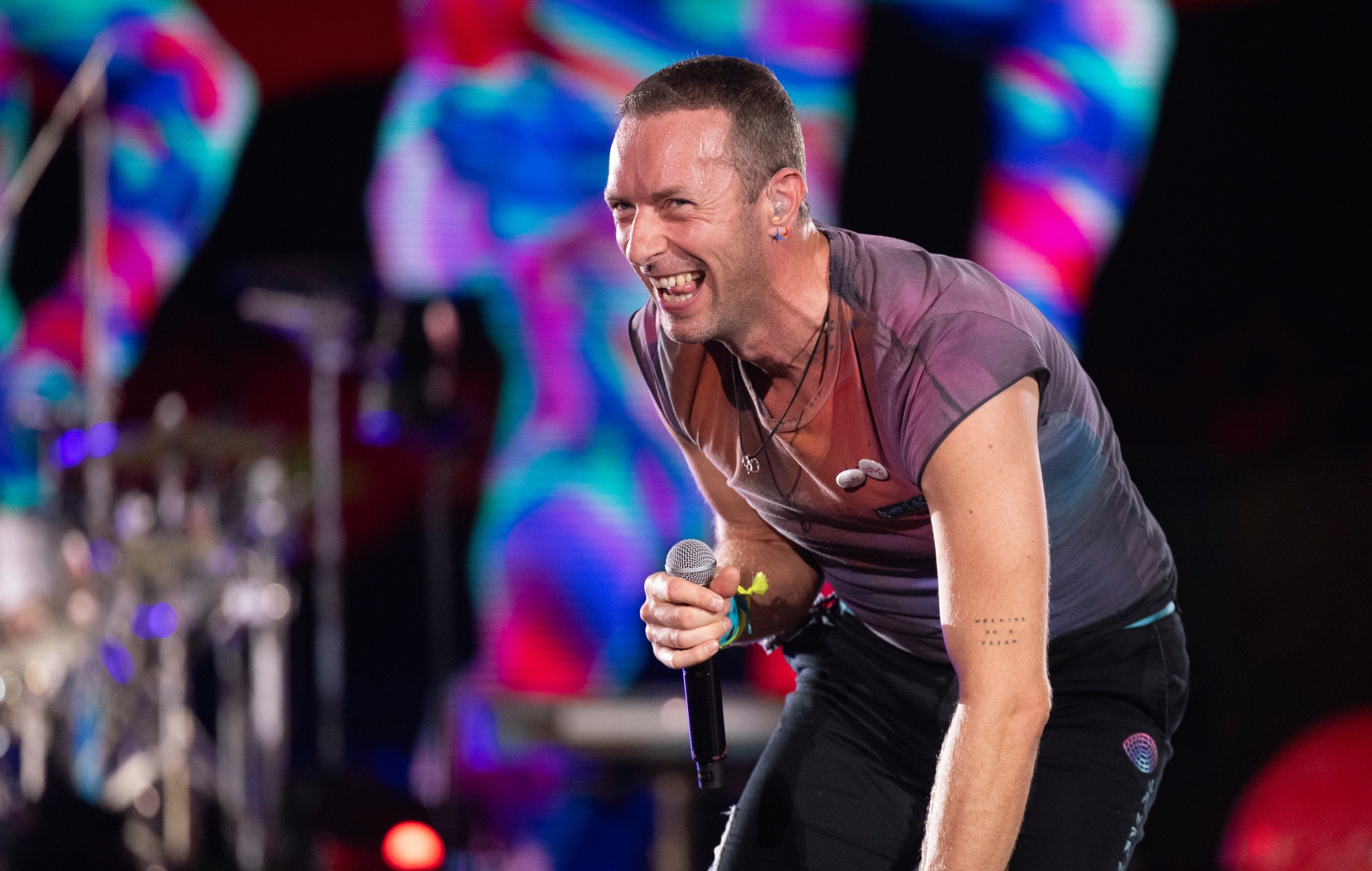 Coldplay tease new their single ‘feelslikeimfallinginlove’