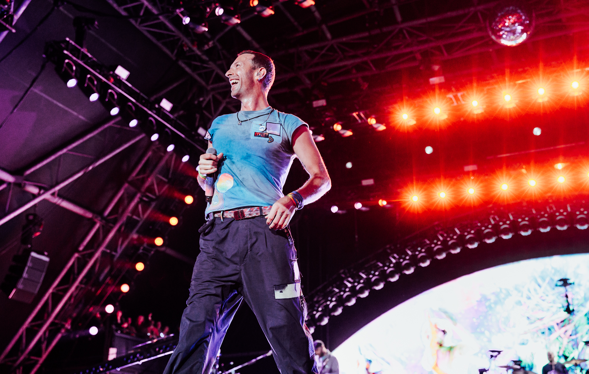 Glastonbury 2024 viewers react to Chris Martin’s accent: “The voice of a crap 1970’s TV detective”