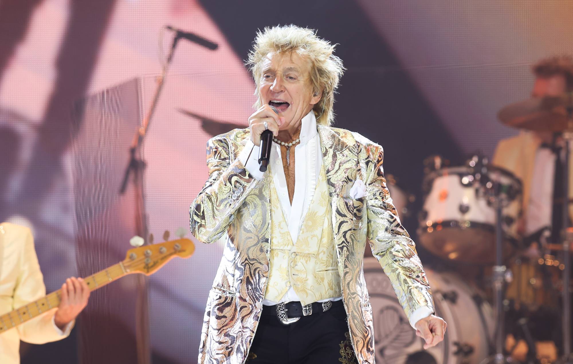 Rod Stewart boo for saluting Ukrainian President Volodymyr Zelensky at Germany gig