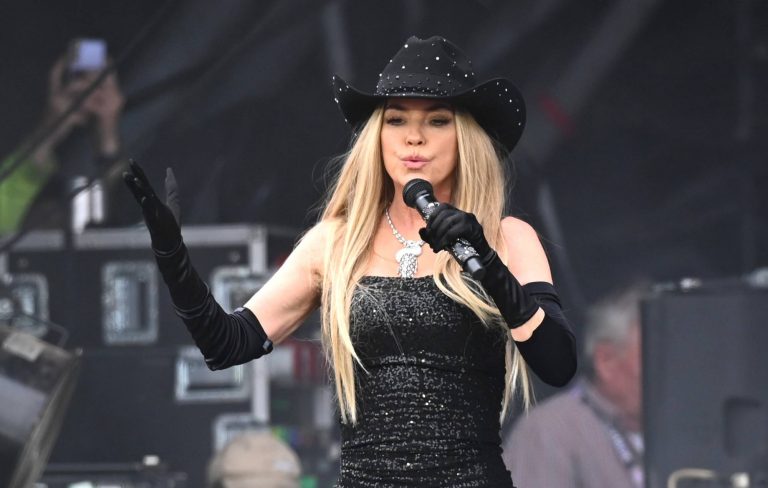 Social media reacts to “awful” Shania Twain set at Glastonbury 2024