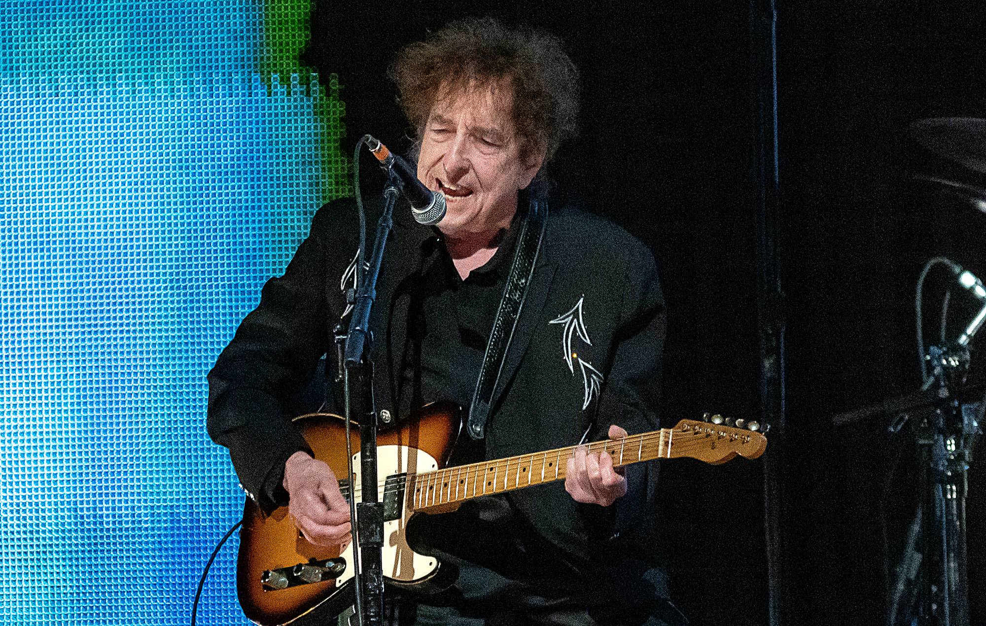 Bob Dylan plays set of surprise ’50s covers and deep cuts on ‘Outlaw Music Festival Tour’ opener