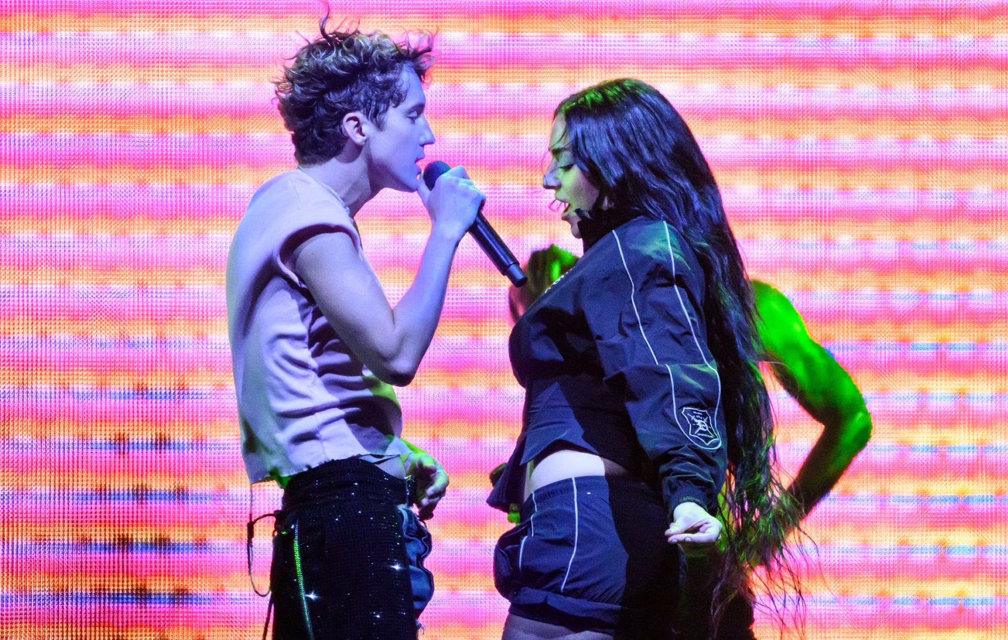 Watch Troye Sivan and Charli XCX perform ‘1999’ at Wembley