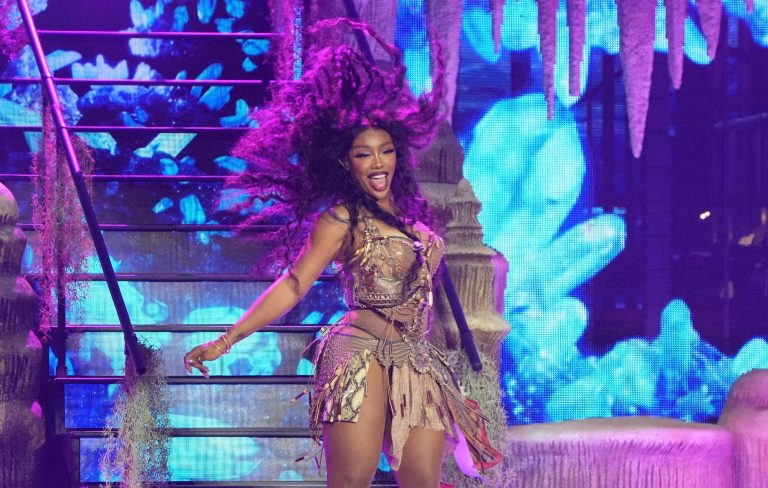 SZA’s headlining Glastonbury set plagued by technical difficulties, social media reacts