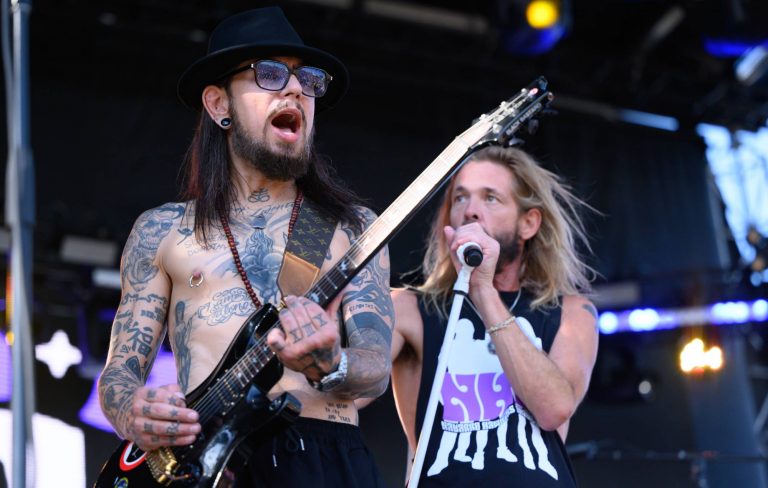 Dave Navarro reveals his struggle with playing guitar following Taylor Hawkins’ death