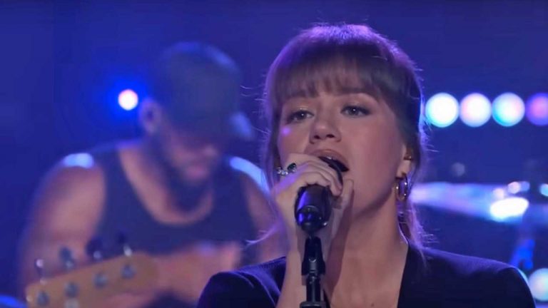 Kelly Clarkson absolutely nails Aerosmith’s Angel and the crowd goes wild