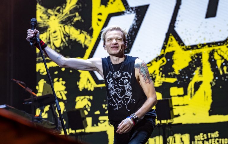 Sum 41 fans are convinced Deryck Whibley is the new Linkin Park singer