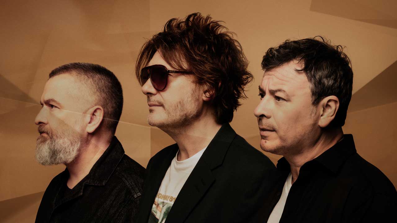 “A joyous anthem for an era of self-hatred”: Manic Street Preachers launch celebratory new single Decline & Fall