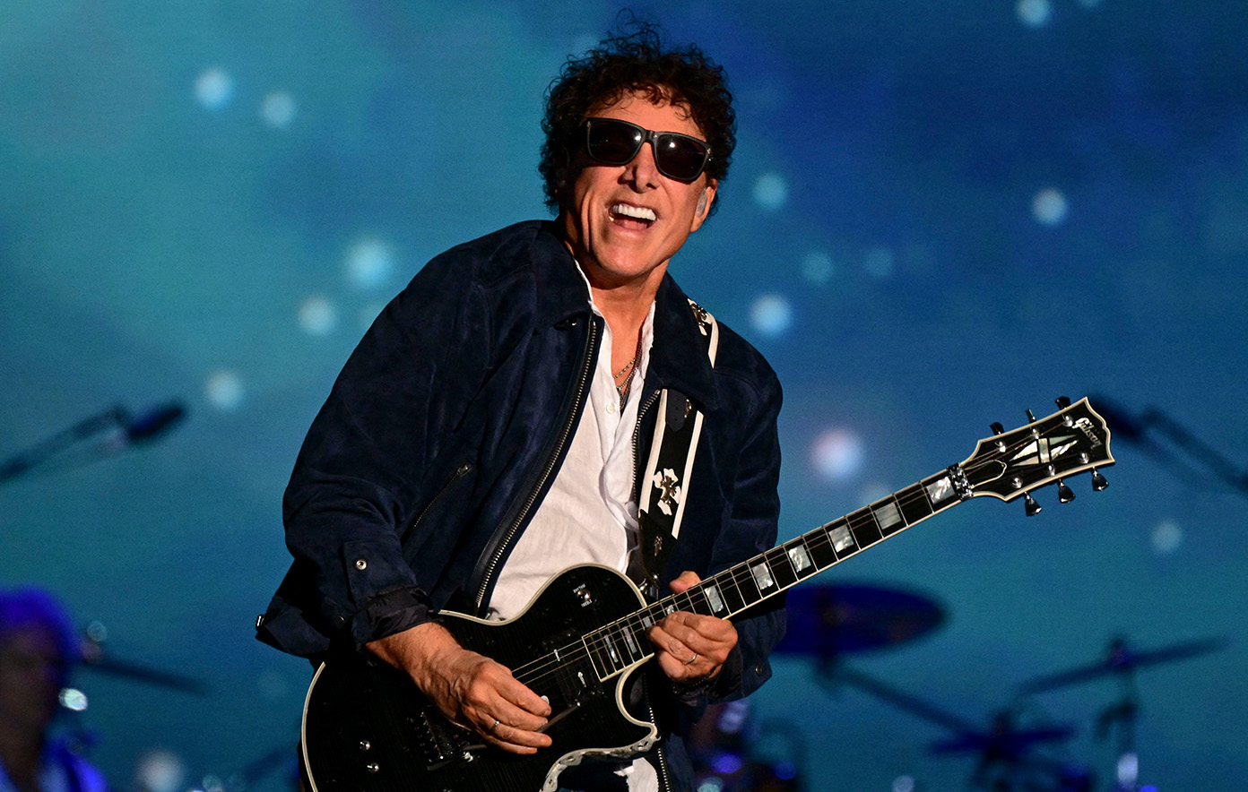 Journey’s Neal Schon defends vocalist Arnel Pineda, blames Avenged Sevenfold for sound issues