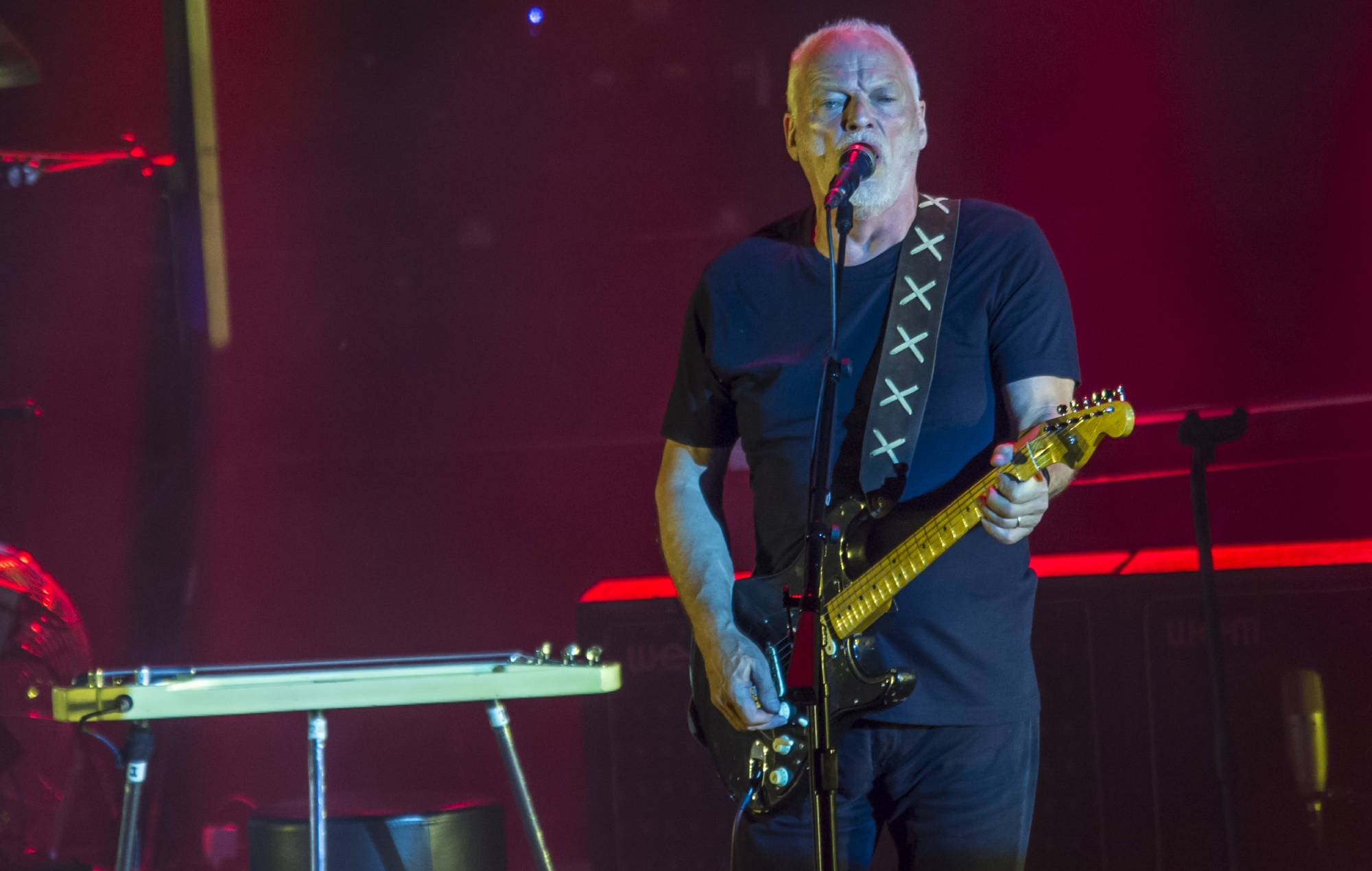 Watch David Gilmour perform his first live gig in four years at pub’s open mic night