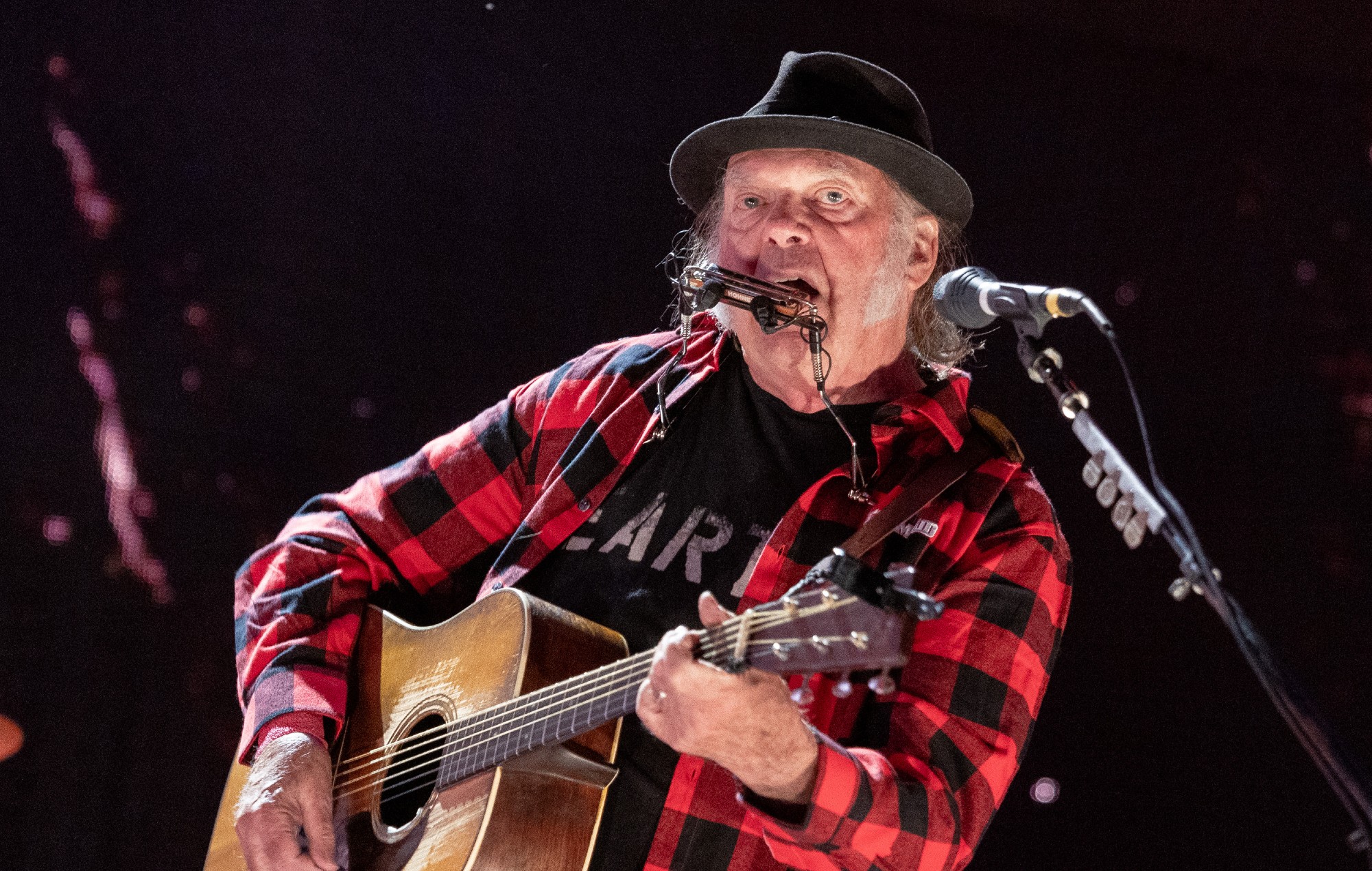 Watch Neil Young perform 1977 track ‘Hey Babe’ live for the first time ever