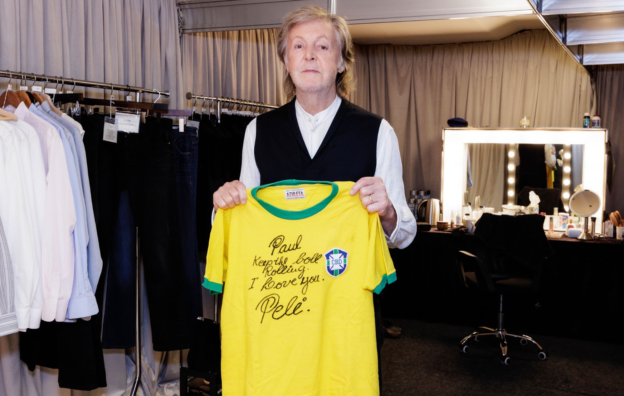 Pelé gifts Paul McCartney with Brazil football shirt: “Keep the ball rolling” 